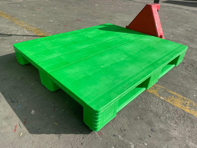 Gro&szlig;handel mit 1200 x 1000 gr&uuml;nen HDPE-Kunststoffpaletten mit 3 Kufen
